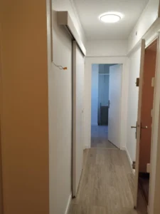 Image qui représente un couloir avec une porte coullisante posé par l'entreprise FRAIDE SERVICES 31